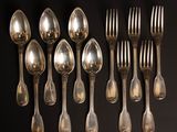 beaucoup de cuillères et de fourchettes en argent sur une table