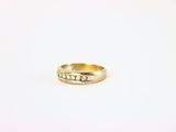 gros plan d'une bague en or sur une surface blanche
