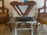 deux chaises et une table sur laquelle se trouve un vase
