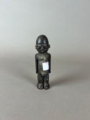 figurine de soldat de plomb portant une étiquette avec son nom sur la poitrine