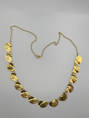 un collier plaqué or sur fond blanc