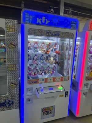 deux distributeurs automatiques installés dans un magasin