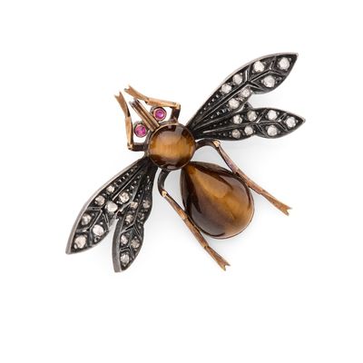 une broche en forme d’insecte, en or et diamants