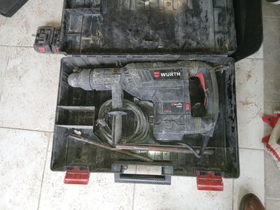 une boîte à outils avec des outils à l'intérieur sur le sol