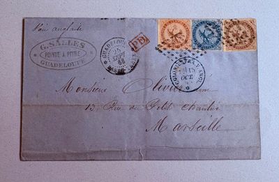 une vieille carte postale avec des timbres, posée sur une table
