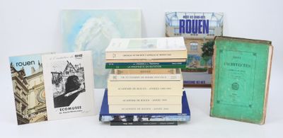plusieurs livres sont empilés sur une table