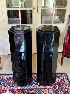 two speakers that are sitting on a rug in a room