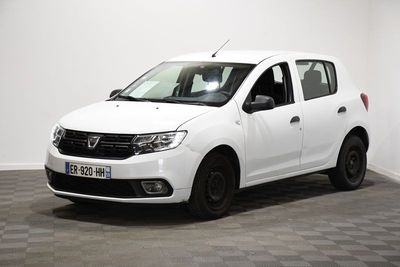 la dacia blanche est garée dans une pièce au sol en damier