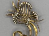 une image représentant une broche en or ornée d'une fleur