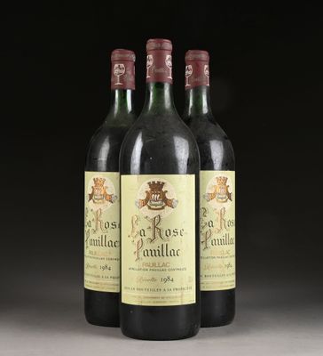 trois bouteilles de vin posées sur une table l'une à côté de l'autre
