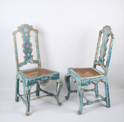 une paire de chaises peintes en bleu avec des assises en osier
