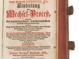 un vieux livre à la couverture rouge posé sur une table
