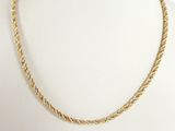 un collier de corde en or sur un mannequin mannequin mannequin mannequin mannequin mannequin mannequin mannequin mannequin mannequin