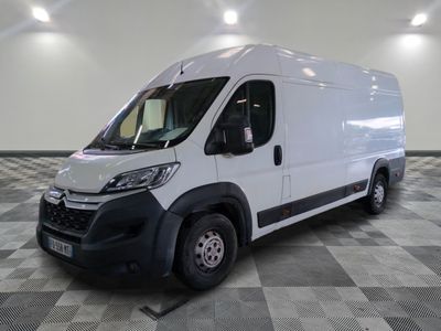 la camionnette blanche est garée sur le sol en damier d'une pièce