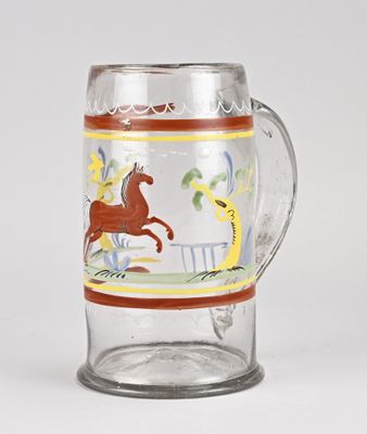 une image d'un mug en verre orné d'un cheval