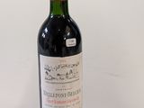 une bouteille de vin posée sur une table