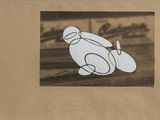 une photo représentant un dessin d'un ours en peluche posé par terre