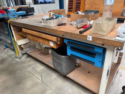 un établi avec de nombreux outils