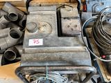 une photo montrant un tas d'appareils électriques divers dans un garage