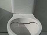 des toilettes blanches avec une étiquette de prix dessus