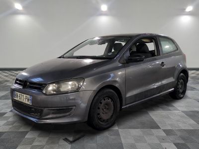 la photo d'une voiture argentée garée sur un sol en damier