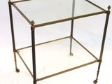une photo d'une table d'appoint en verre et en laiton