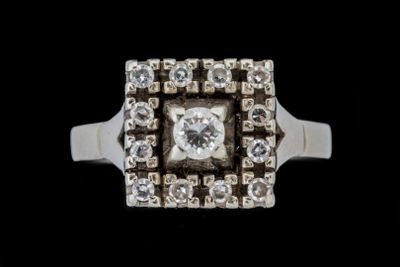 une image d'une bague en diamant sur fond noir