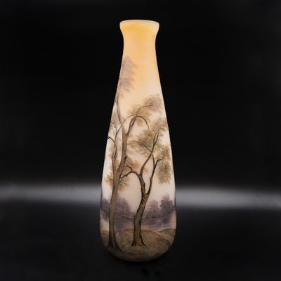 une photo d'un vase orné d'une peinture représentant des arbres
