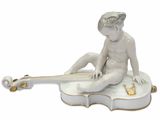 une figurine représentant un garçon assis sur un violon