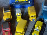 beaucoup de petits camions jouets qui traînent par terre