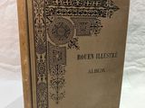 un vieux livre posé sur une table recouverte d'un tissu blanc