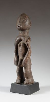 l'image d'une statue d'un homme tenant un bébé dans ses bras