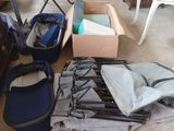 Plusieurs bagages sont posés par terre dans une pièce