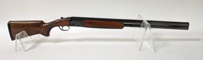un fusil de chasse à canon en bois posé sur un support transparent
