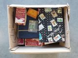 une boîte en carton sur laquelle sont collés tout un tas de timbres