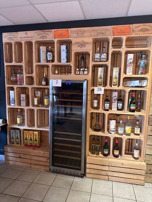 un présentoir de bouteilles d'alcool et d'autres bouteilles dans un magasin