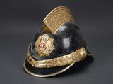 un vieux casque orné d'une couronne dorée sur fond noir