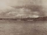 une photo en noir et blanc d'un port avec des bateaux sur l'eau