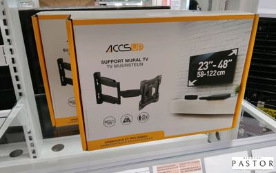 un carton sur lequel est posée une télévision, dans le magasin