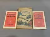 trois livres posés sur une table l'un à côté de l'autre
