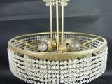 un gros plan d'un lustre orné de perles