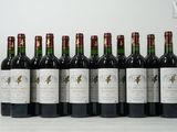 six bouteilles de vin sont alignées sur une table