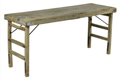 une table en bois sur laquelle est posée une échelle