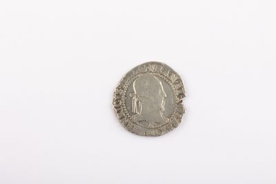 gros plan d'une pièce de monnaie sur une surface blanche avec un fond blanc