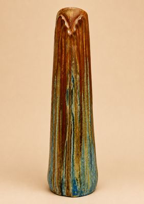 une image représentant un vase en céramique sur fond beige