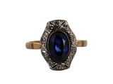Gros plan sur une bague contenant une pierre bleue
