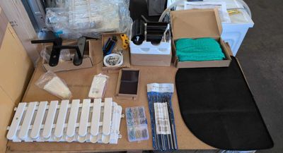 une table sur laquelle se trouvent plusieurs objets