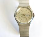 une image d'une montre sur une surface blanche avec un fond blanc