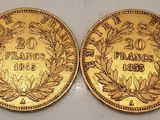 deux pièces d'or, dont l'une est ornée d'une couronne et l'autre d'un feuillage de laurier