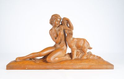 statue représentant une femme et un chien, posée sur un socle en bois